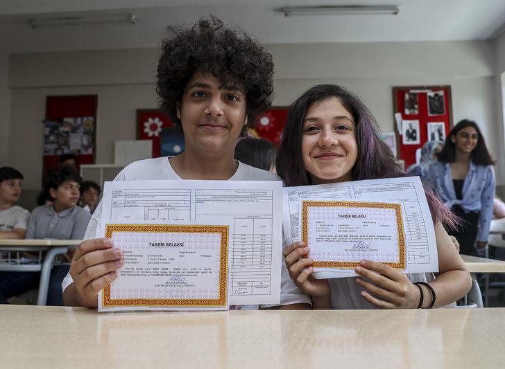 İstanbul'da öğrenciler karne sevinci yaşadı G2