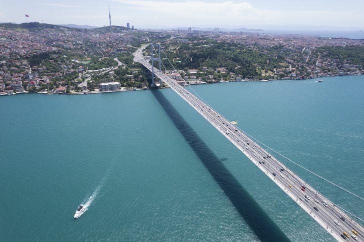 İstanbul Boğazı'nın rengi değişti! Eşsiz manzara görenleri hayran bıraktı G3