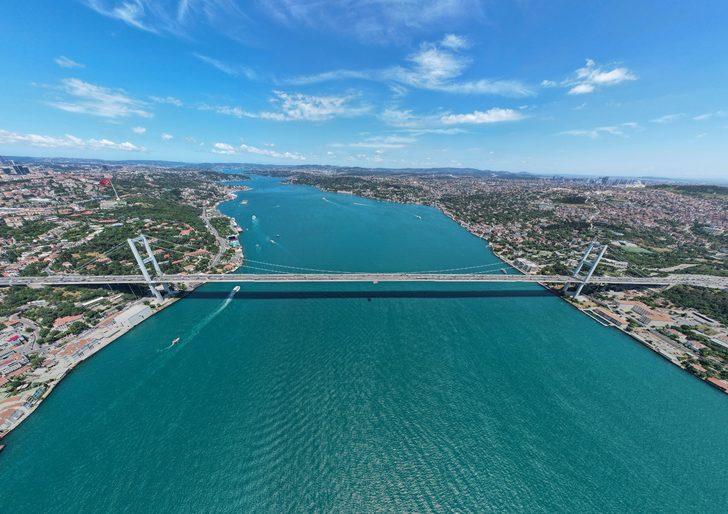 İstanbul Boğazı'nın rengi değişti! Eşsiz manzara görenleri hayran bıraktı G5