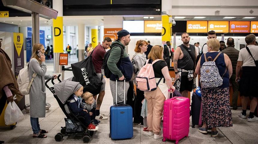 Londra Gatwick Havalimanı yeterli &ccedil;alışan olmadığı i&ccedil;in yazın u&ccedil;uş sayısını azaltacak