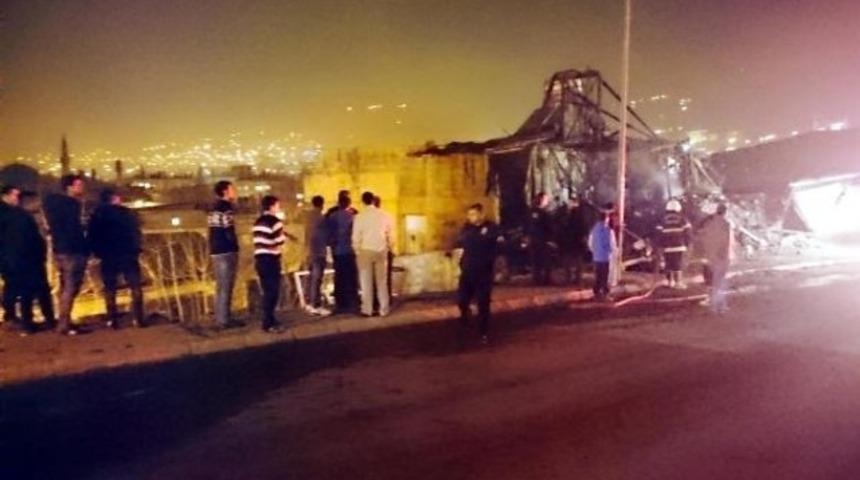 Kahramanmaraş'ta metruk ahşap evde yangın