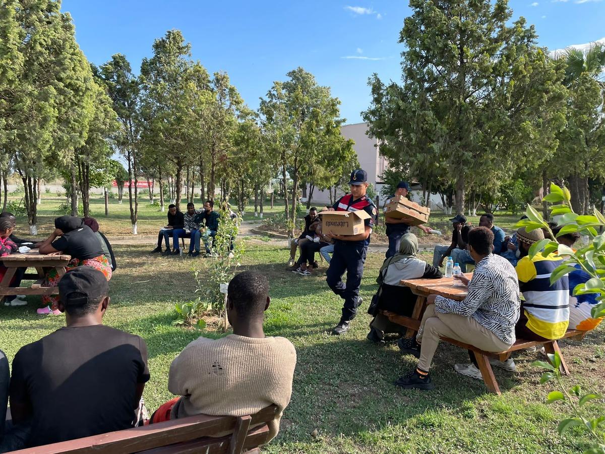 İzmir'de bir minib&uuml;ste 53 d&uuml;zensiz g&ouml;&ccedil;men yakalandı