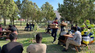 İzmir'de bir minibüste 53 düzensiz göçmen yakalandı