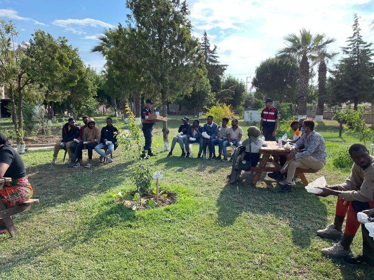 İzmir'de bir minibüste 53 düzensiz göçmen yakalandı G2