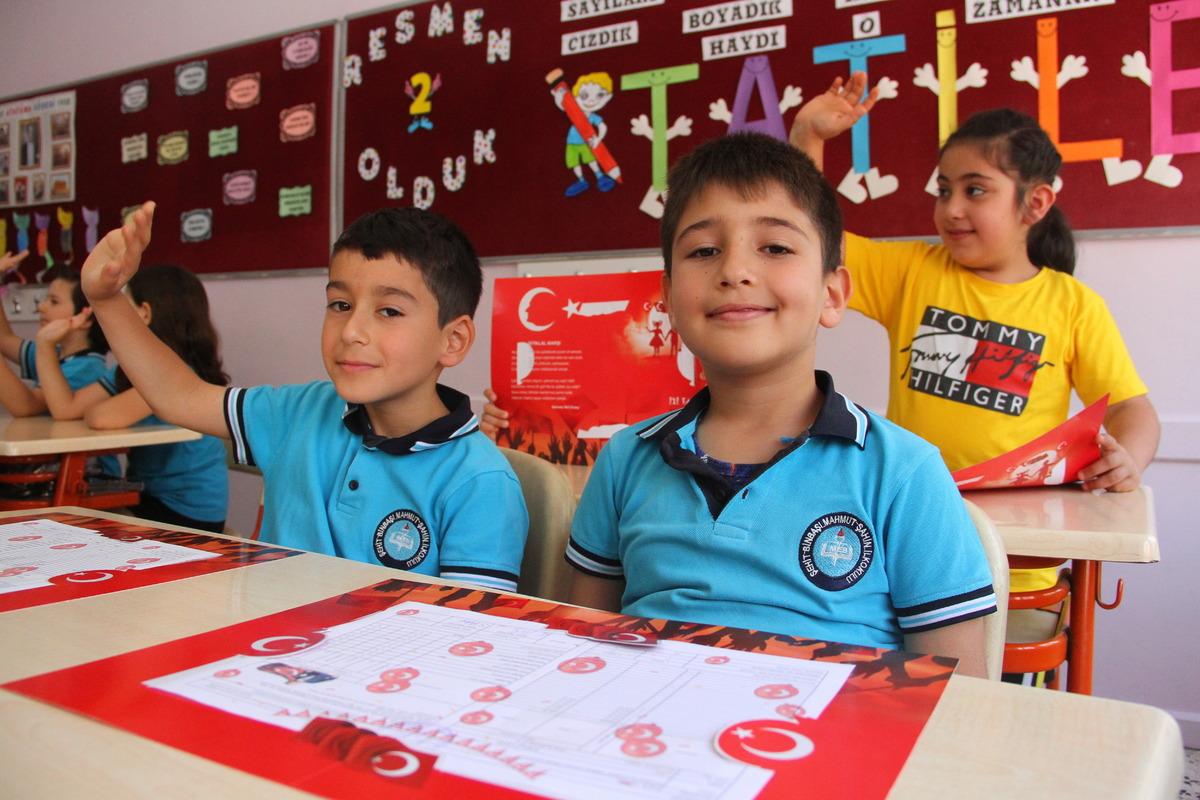 İ&ccedil; Anadolu'daki okullarda karne heyecanı yaşandı