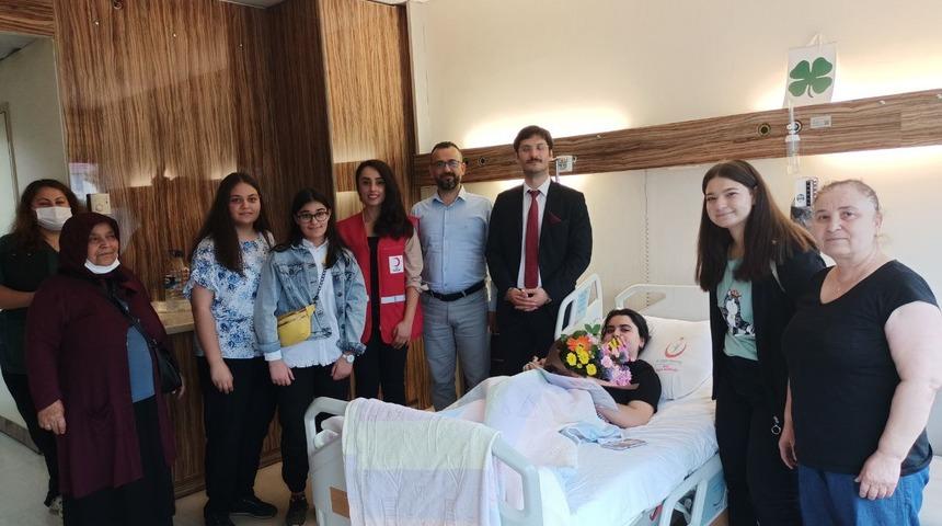 Bolu'da voleybol oynarken sakatlanan öğrenci karnesini hastanede aldı