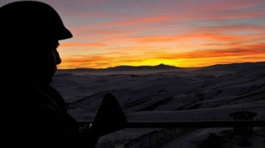 Kışlada kendini ateşe verdi