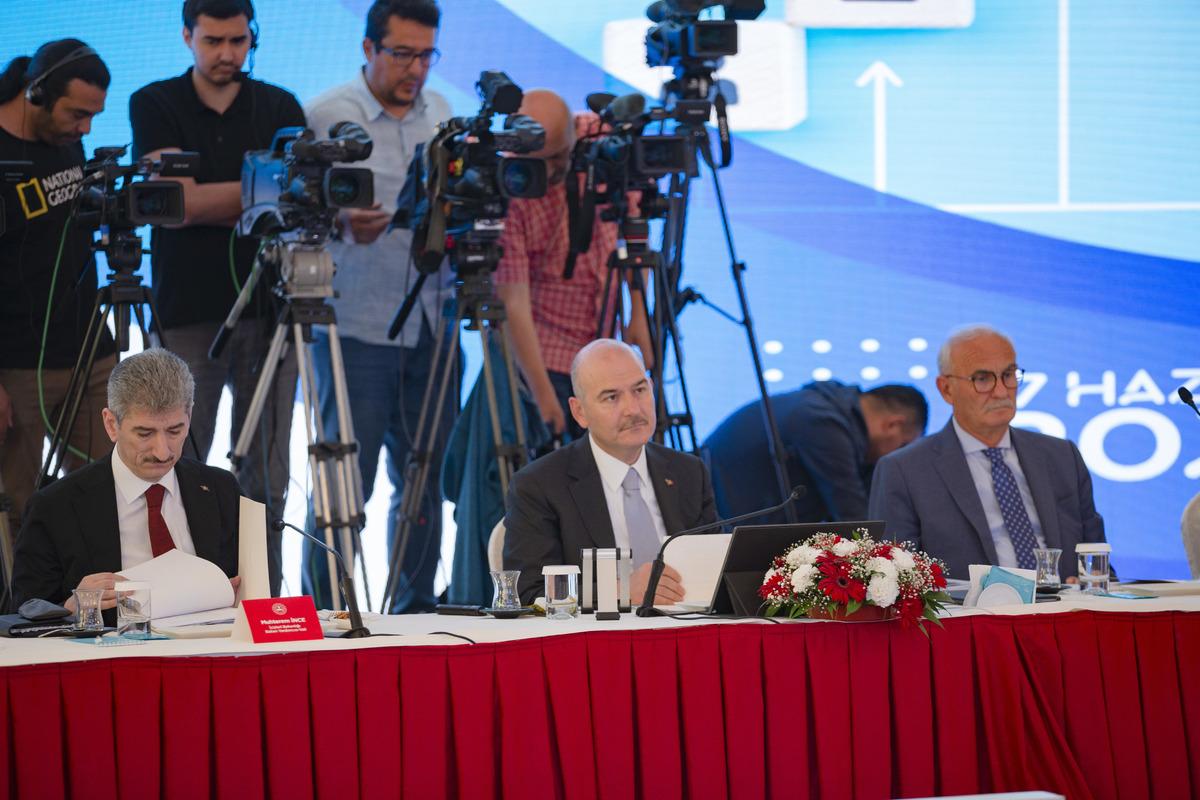 CHP Genel Başkanı Kılı&ccedil;daroğlu, İzmir'de &ccedil;ift&ccedil;ilerle buluştu: