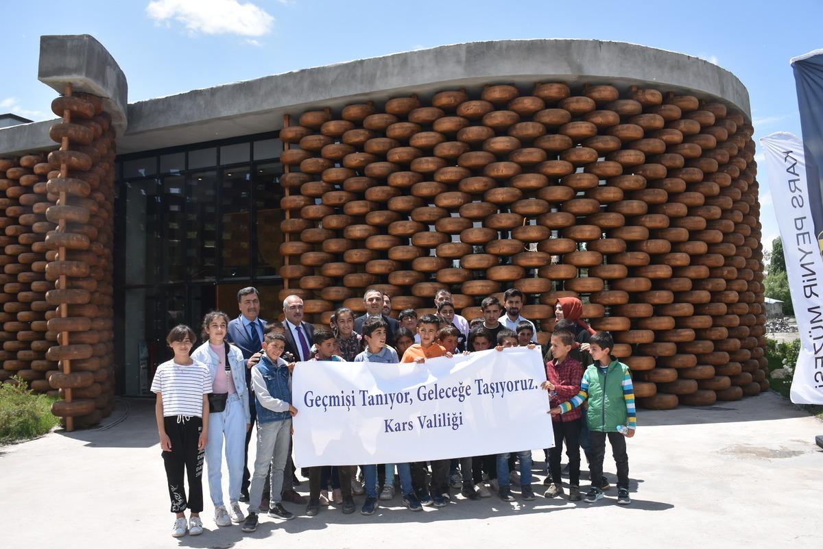 Kars'ta &ouml;ğrenciler "Ge&ccedil;mişi Tanıyor Geleceğe Taşıyoruz" sloganıyla tarihi alanları gezdi