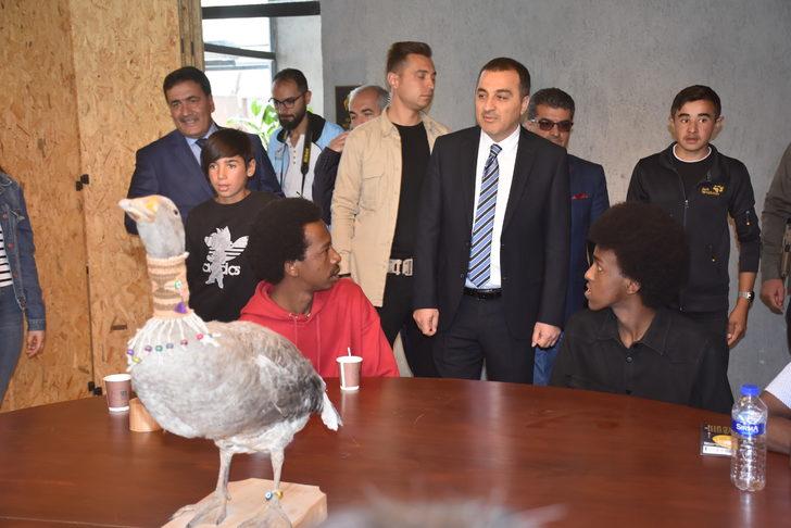 Kars'ta öğrenciler "Geçmişi Tanıyor Geleceğe Taşıyoruz" sloganıyla tarihi alanları gezdi G2