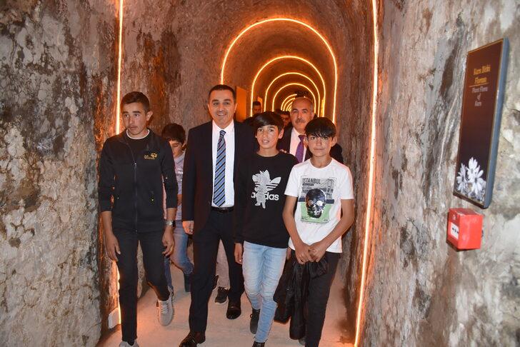 Kars'ta öğrenciler "Geçmişi Tanıyor Geleceğe Taşıyoruz" sloganıyla tarihi alanları gezdi G3