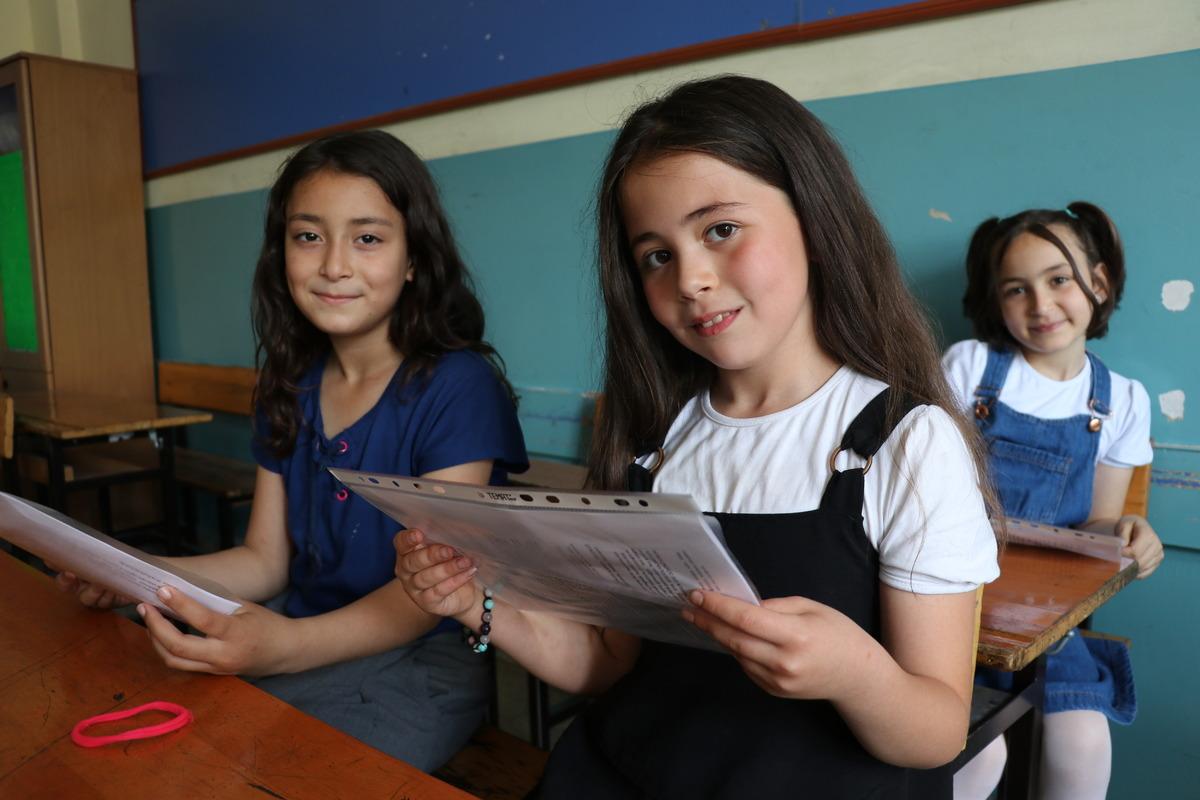 &Ouml;ğrenciler karne heyecanı yaşadı