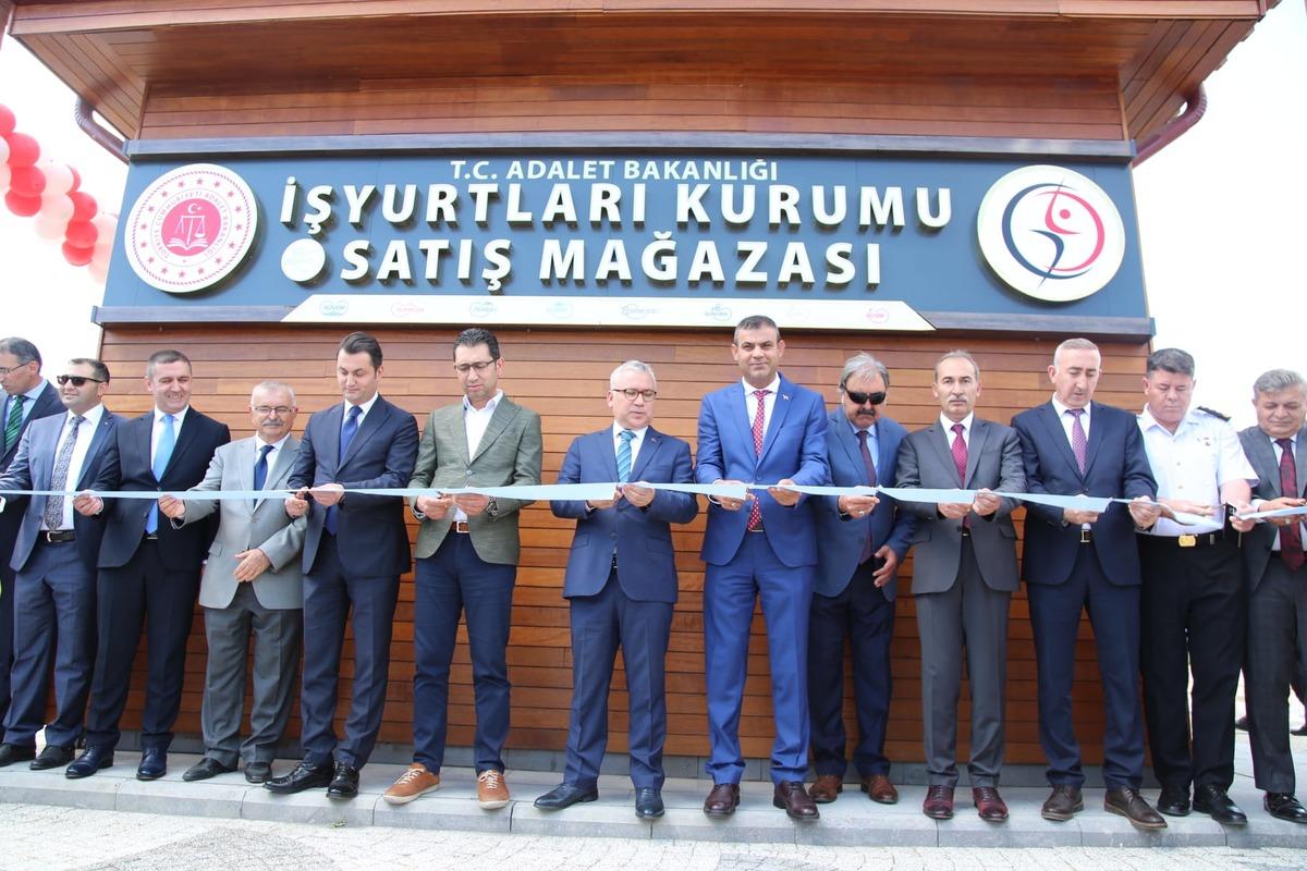 Sivas'ta h&uuml;k&uuml;ml&uuml;lerin &uuml;rettiği &uuml;r&uuml;nler Hamidiye K&uuml;lt&uuml;r Bah&ccedil;esi'nde satışa sunuluyor