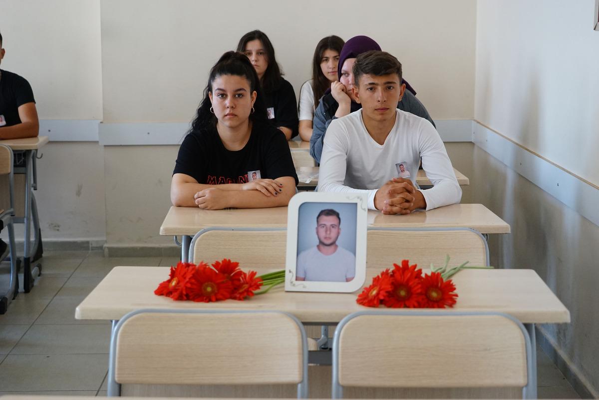 Balıkesir'de mezun olacağı hafta yangında &ouml;len liselinin okulunda buruk karne t&ouml;reni