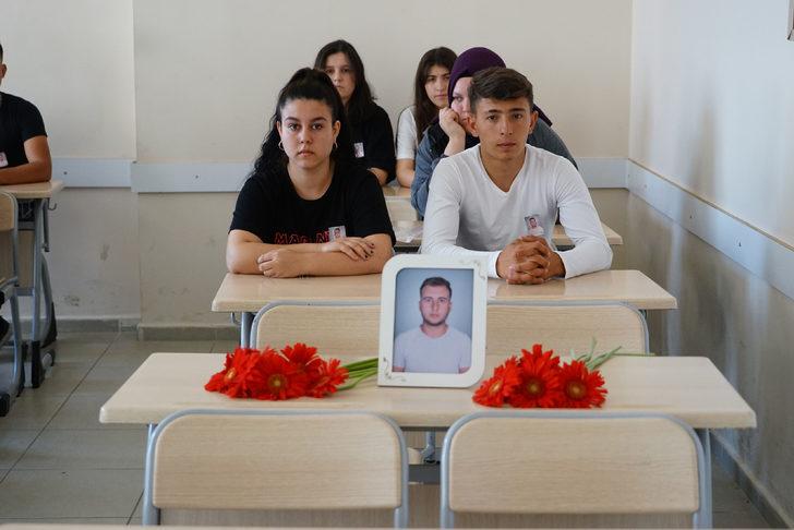 Balıkesir'de mezun olacağı hafta yangında ölen liselinin okulunda buruk karne töreni G1