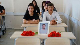 Balıkesir'de mezun olacağı hafta yangında ölen liselinin okulunda buruk karne töreni