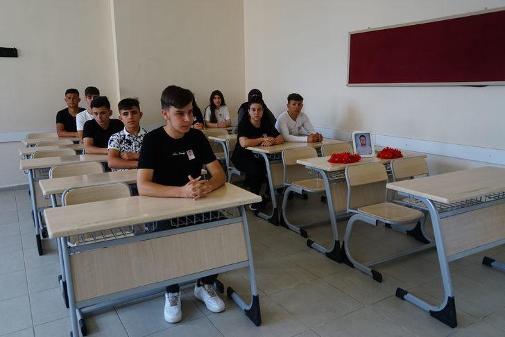 Balıkesir'de mezun olacağı hafta yangında ölen liselinin okulunda buruk karne töreni G2