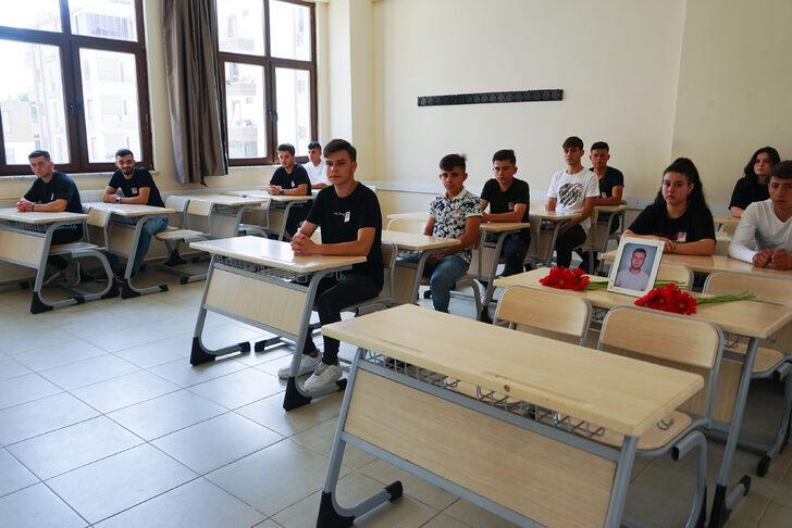 Balıkesir'de mezun olacağı hafta yangında ölen liselinin okulunda buruk karne töreni G3