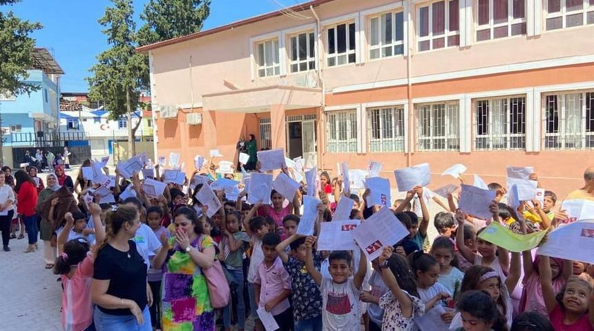 Adana, Mersin ve Hatay'da öğrenciler karnelerini aldı