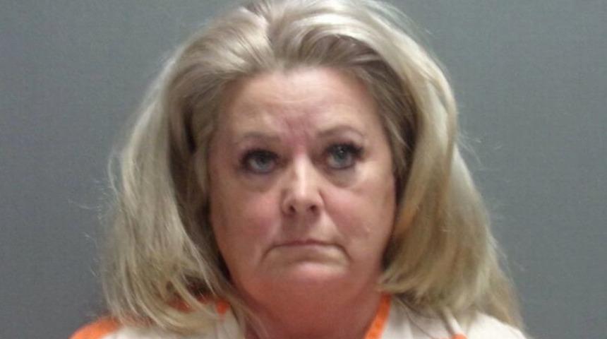 Cenazede tabutun üzerine çıkıp cesedin yüzüne tükürdü! Cezası ağır oldu