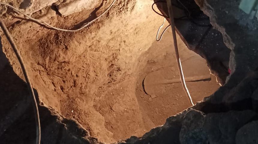 Kayseri'de firari h&uuml;k&uuml;ml&uuml; evinin zeminine kazdığı t&uuml;nelde yakalandı