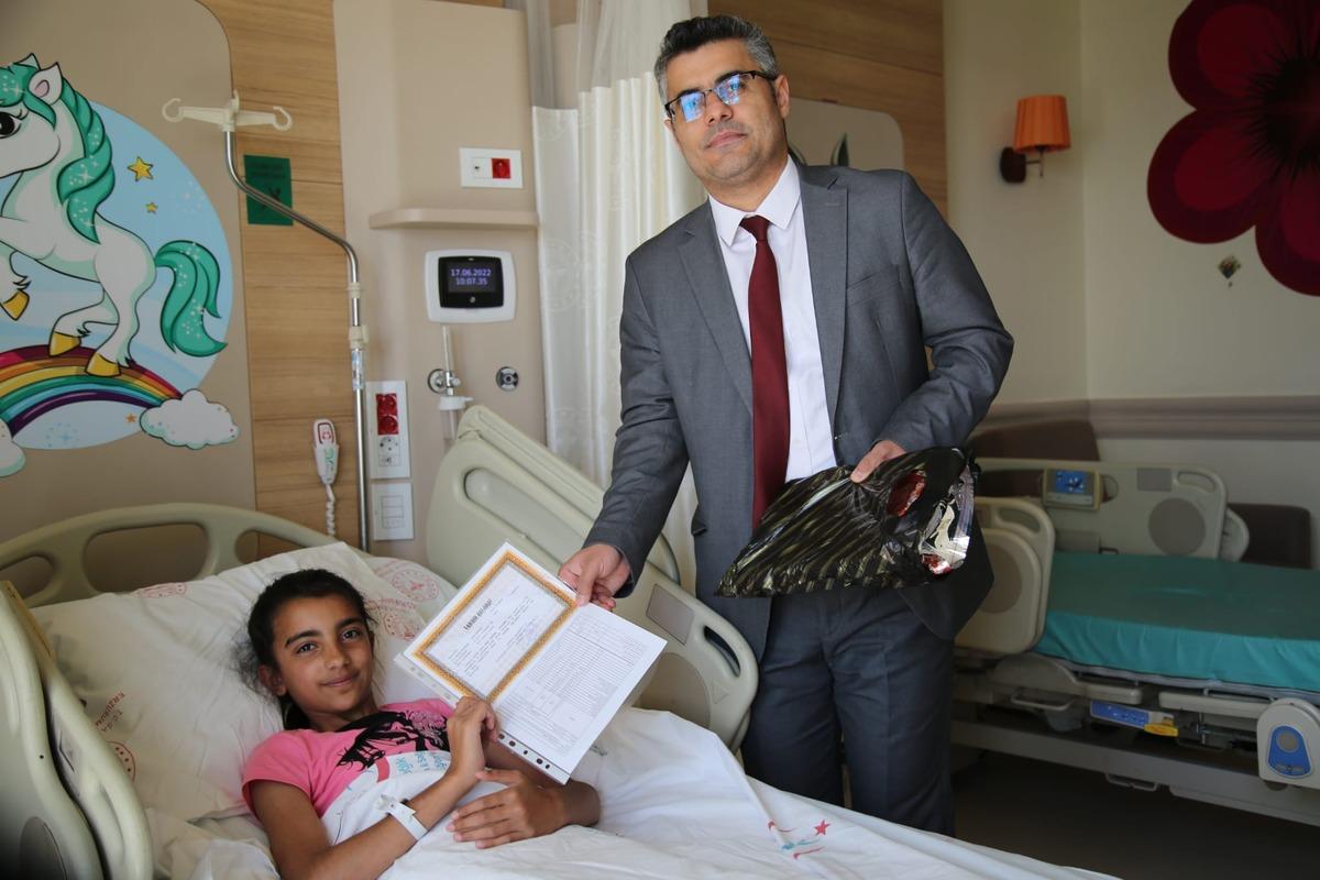 Erzurum'da 7 &ouml;ğrenci karnelerini tedavi g&ouml;rd&uuml;kleri hastanede aldı