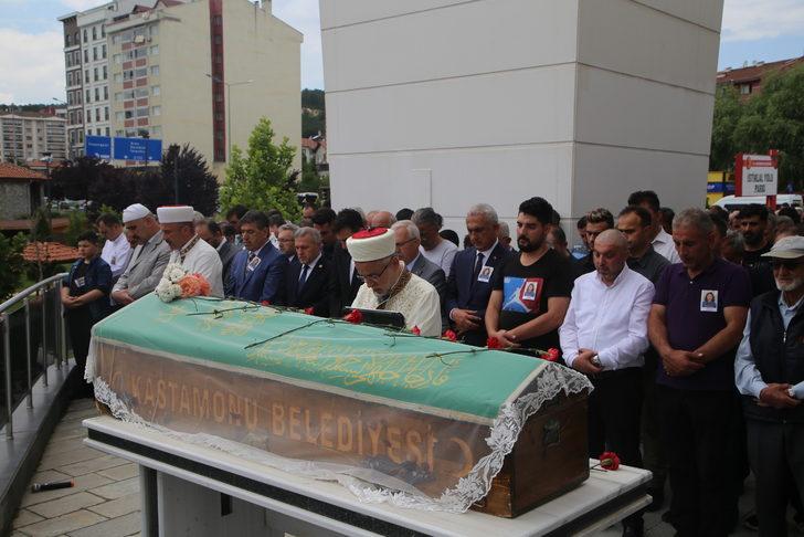 Kastamonu'da trafik kazasında yaşamını yitiren öğrenci toprağa verildi G2