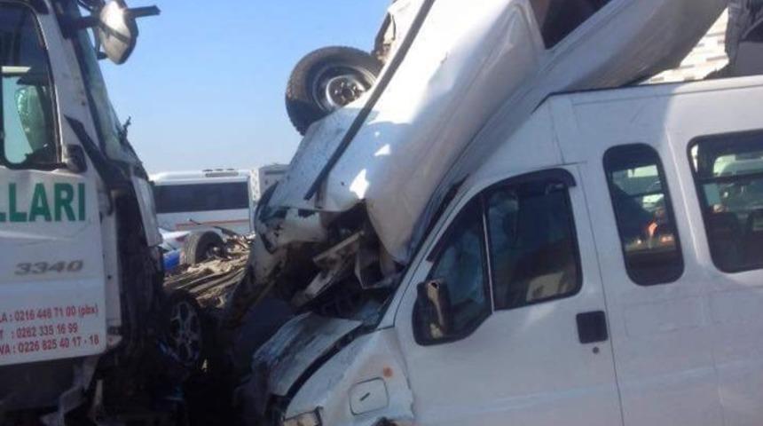 Tuzla İçmeler mevkiinde kamyon, 5 aracı biçti