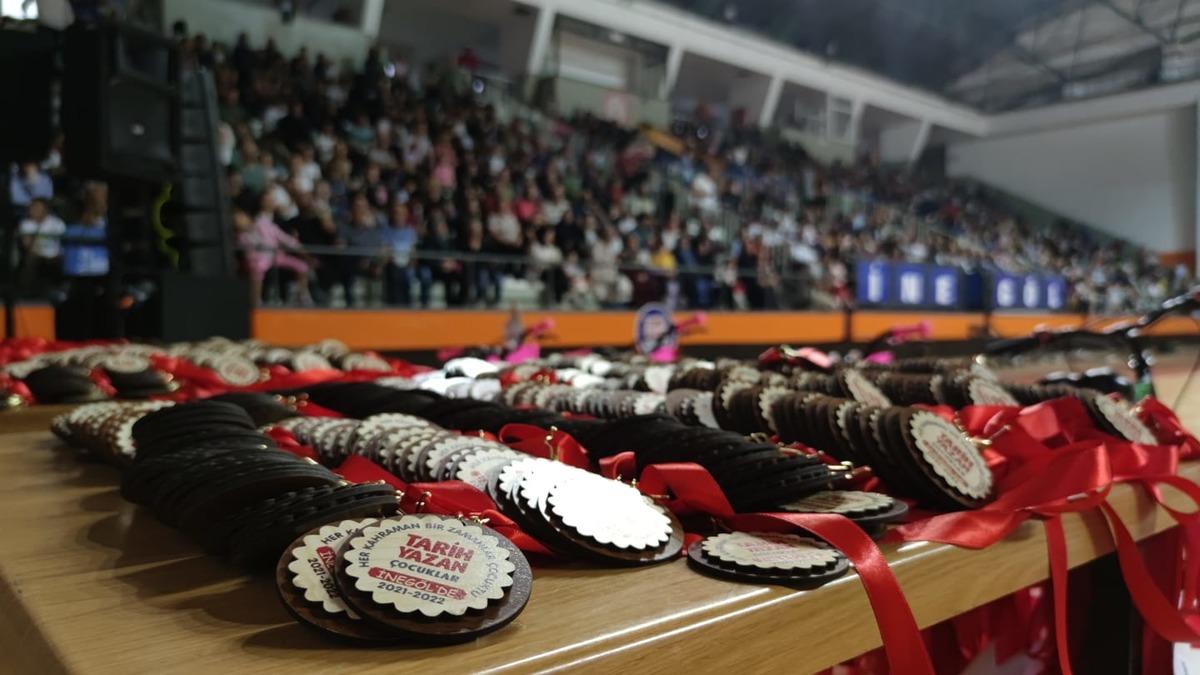 Bursa'da 20 bin &ouml;ğrenci 100 T&uuml;rk b&uuml;y&uuml;ğ&uuml;n&uuml;n hayatını kitap okuyarak &ouml;ğrendi