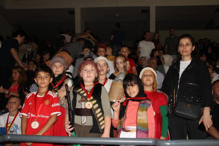 Bursa'da 20 bin öğrenci 100 Türk büyüğünün hayatını kitap okuyarak öğrendi G3