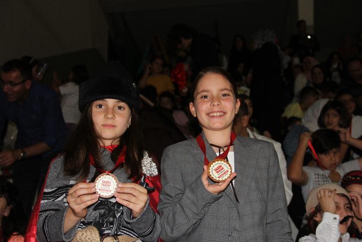 Bursa'da 20 bin öğrenci 100 Türk büyüğünün hayatını kitap okuyarak öğrendi G4