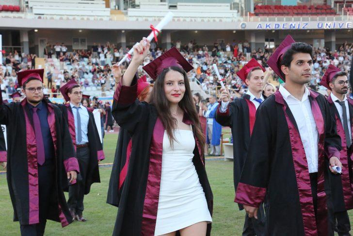 Akdeniz Üniversitesi Tıp Fakültesinden mezun olan 438 öğrenci yemin ederek hekim oldu G2