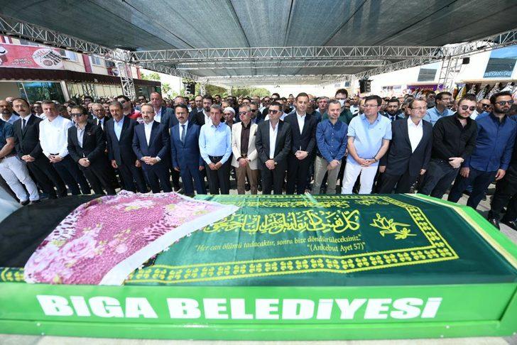 İş insanı Davut Doğan'ın annesinin cenazesi Çanakkale'de toprağa verildi G1