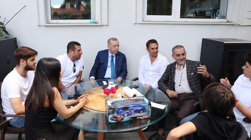 Cumhurbaşkanı Erdoğan, vatandaşlarla sohbet edip çay içti