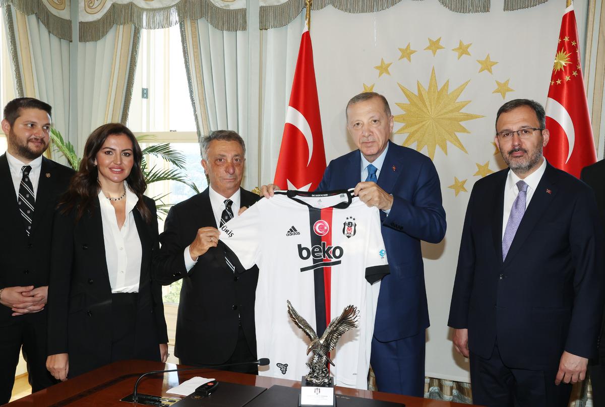 Cumhurbaşkanı Erdoğan, Beşiktaş Kul&uuml;b&uuml; Başkanı &Ccedil;ebi'yi kabul etti