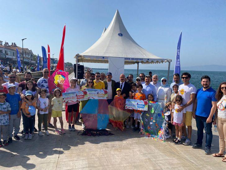 Bursa'da çevre farkındalığı için atık poşetlerden uçurtma yapılarak uçuruldu G1