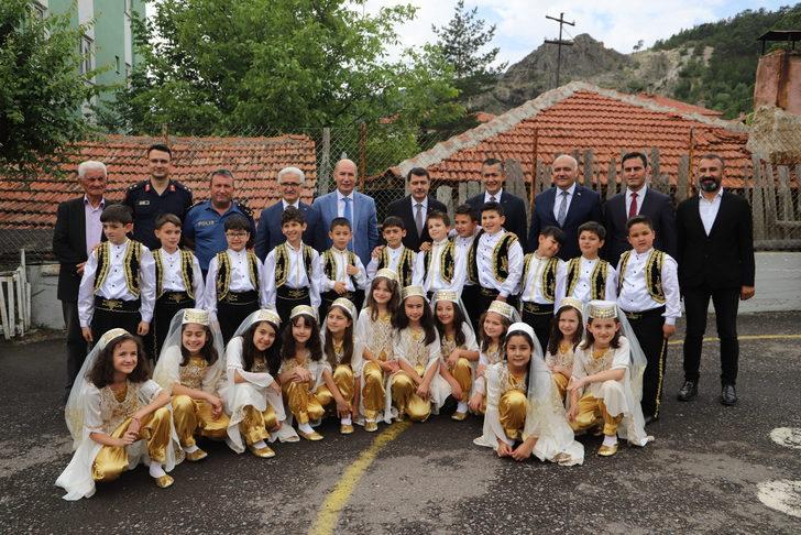 Ankara Valisi Şahin, Kızılcahamam'da karne törenine katıldı G4