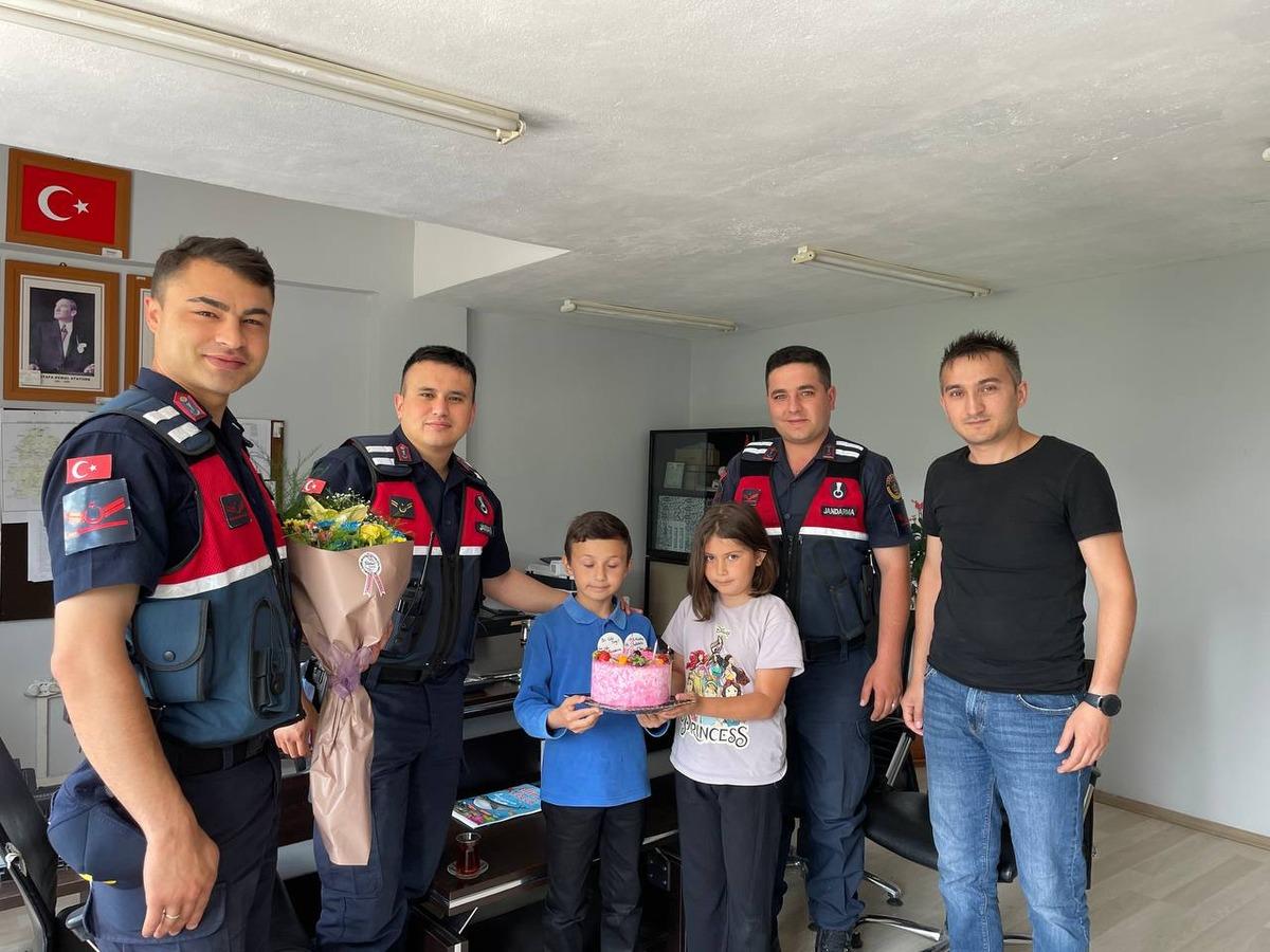 Kastamonu'da ihbara giden jandarmaya &ouml;ğrencilerden s&uuml;rpriz