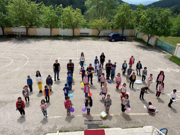 Kastamonu'da ihbara giden jandarmaya öğrencilerden sürpriz G2