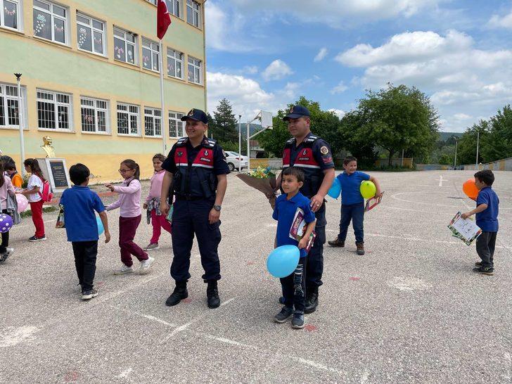 Kastamonu'da ihbara giden jandarmaya öğrencilerden sürpriz G3