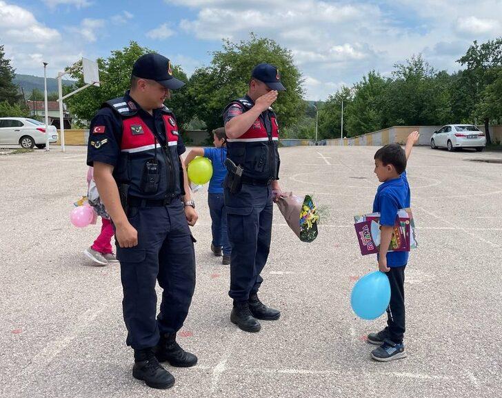 Kastamonu'da ihbara giden jandarmaya öğrencilerden sürpriz G4