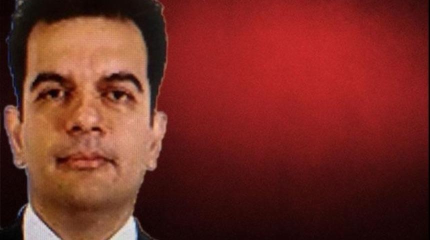 Kaza yapan pilot yardım istemek için yola çıkınca 2 aracın altında kaldı