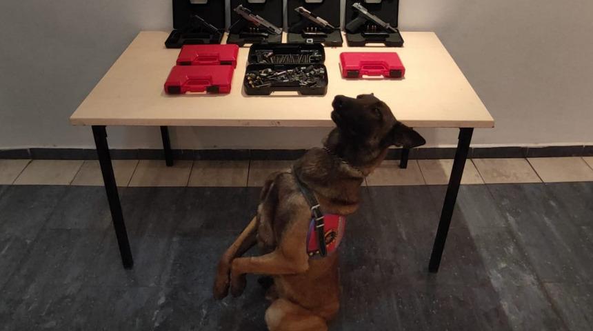 Çanakkale'de silah kaçakçılığı operasyonunda çeşitli malzemeler ele geçirildi