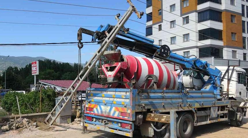 Faciaya ramak kala! Kablolara takıldı, mahalle savaş alanına döndü