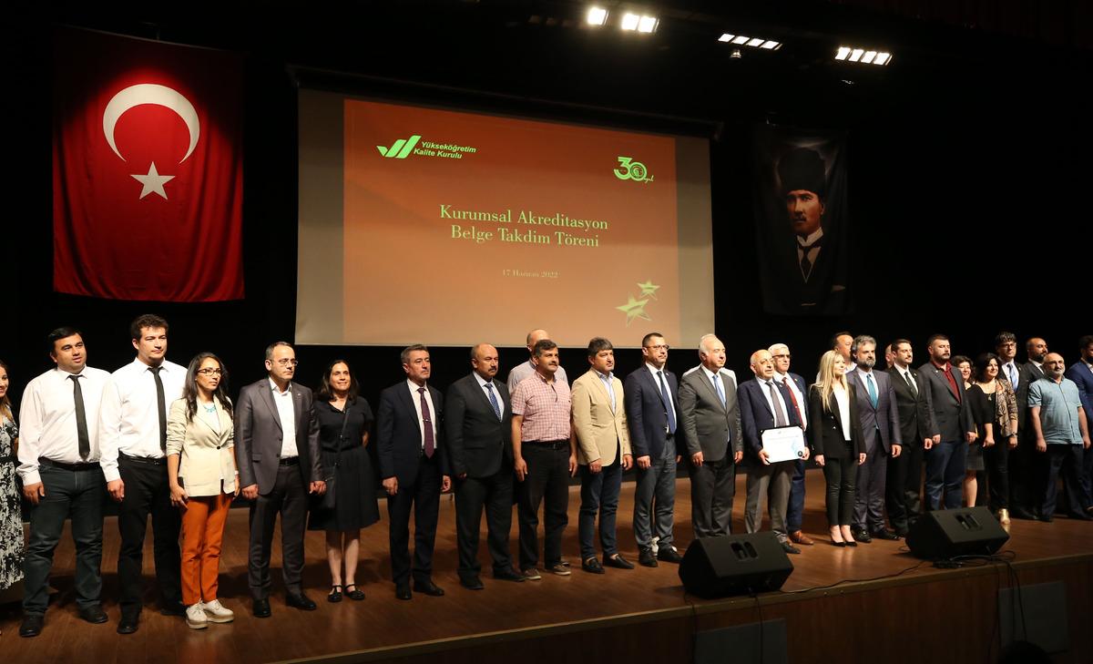 Y&Ouml;KAK Başkanı Kar, &Ccedil;OM&Uuml;'n&uuml;n "Kurumsal Akreditasyon Sertifika" t&ouml;renine katıldı: