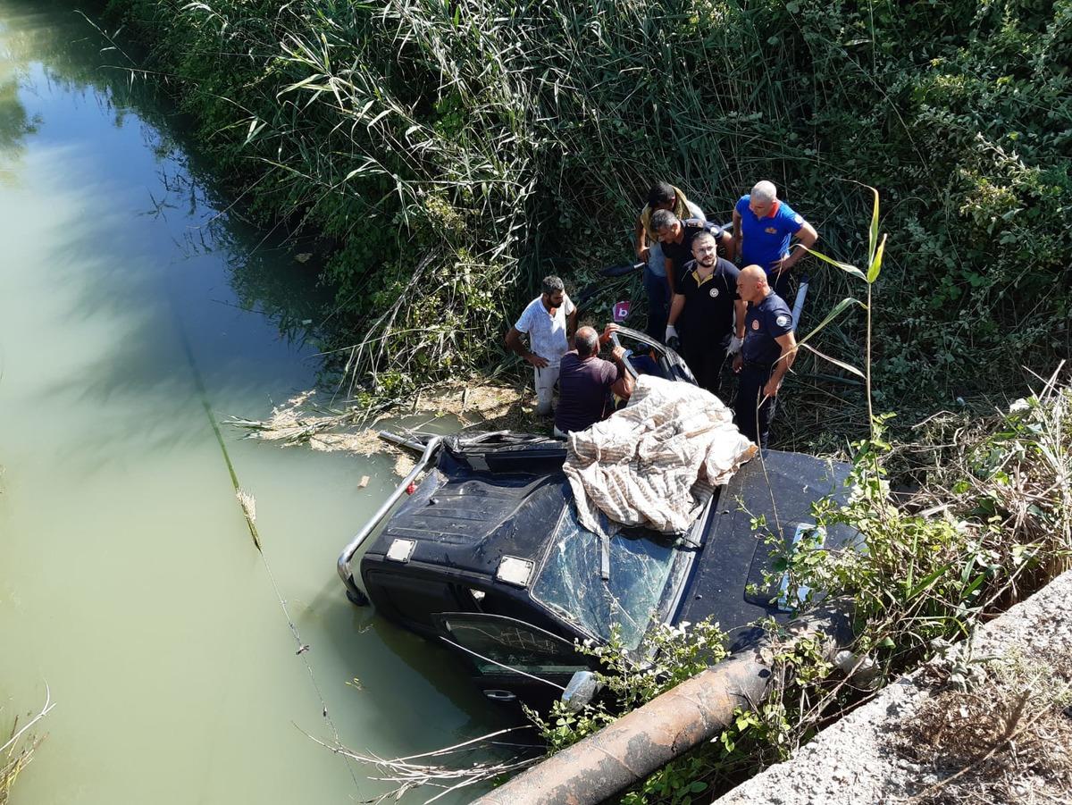 Adana'da dere yatağına devrilen otomobilin s&uuml;r&uuml;c&uuml;s&uuml; yaralandı