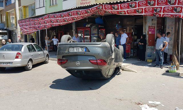 Otomobilin baba ile oğlunun bulunduğu motosikletle çarpışması kamerada