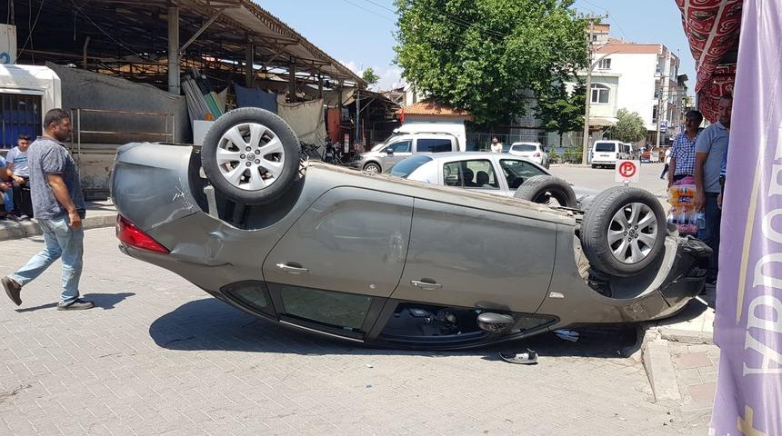 Otomobilin baba ile oğlunun bulunduğu motosikletle çarpışması kamerada