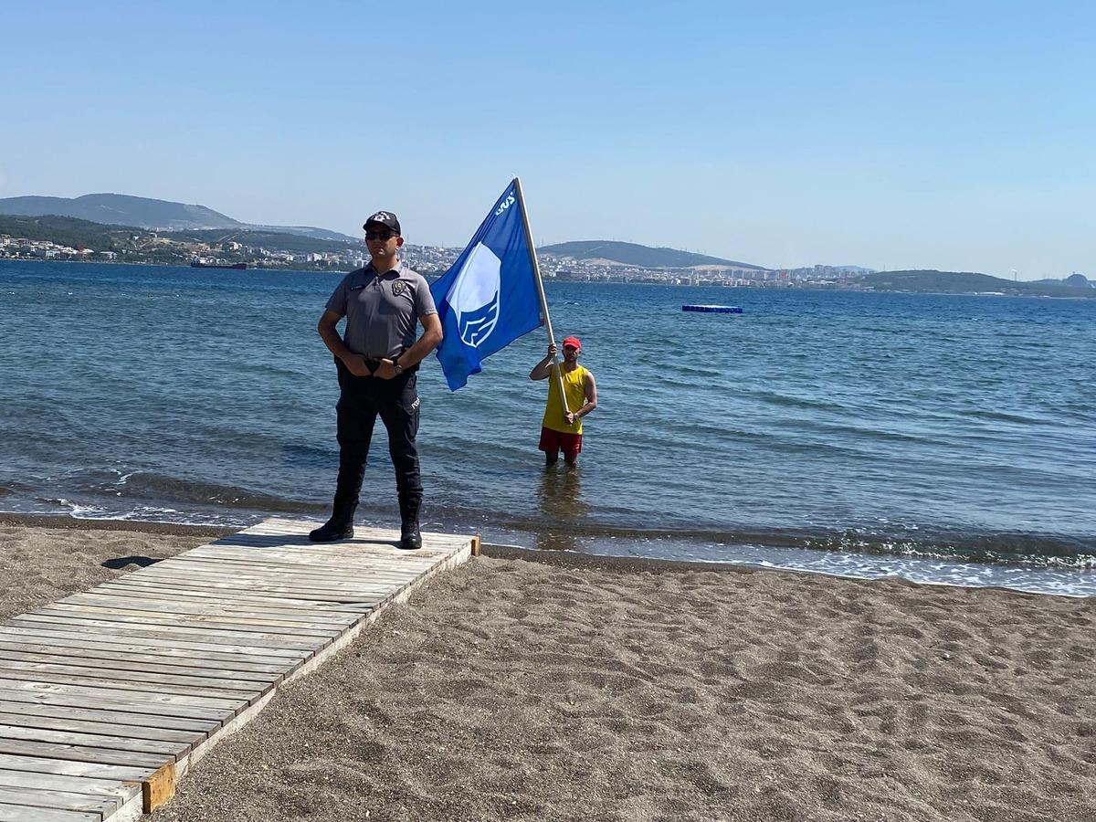 İzmir'de Aliağa Polis Plajı'na mavi bayrak asıldı