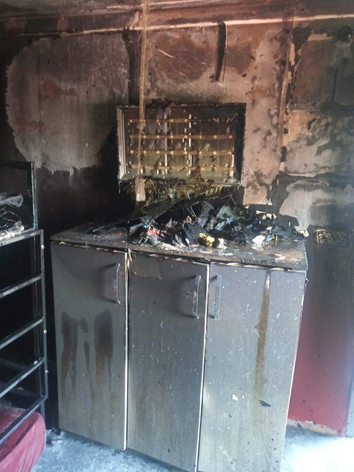 Muğla'da çakmakla oynayan çocuk prefabrik evi yaktı G2